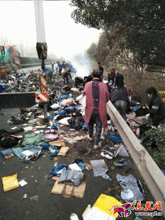 雙11快遞遭村民“撿漏”.jpg